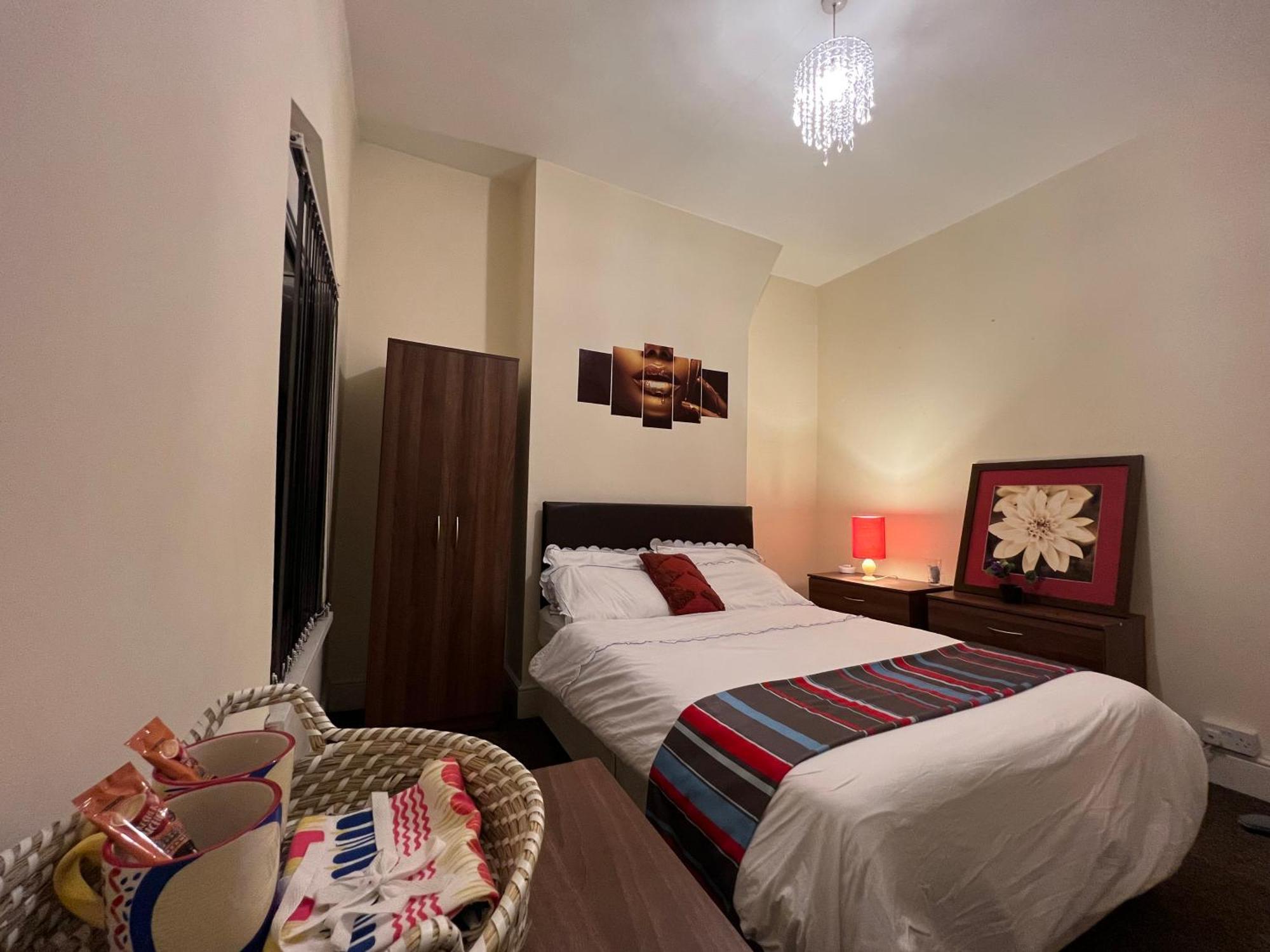 Lovely Room Within 5 Mins Walk To Stoke Train Station With Double And Single Room Eksteriør bilde