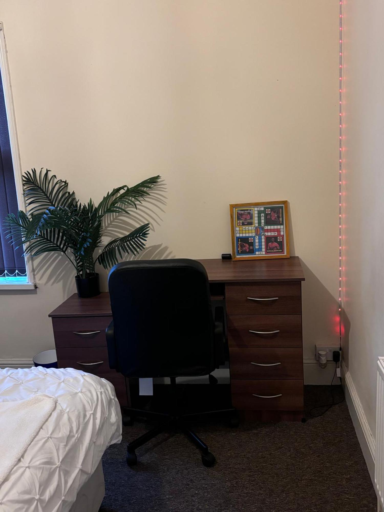 Lovely Room Within 5 Mins Walk To Stoke Train Station With Double And Single Room Eksteriør bilde