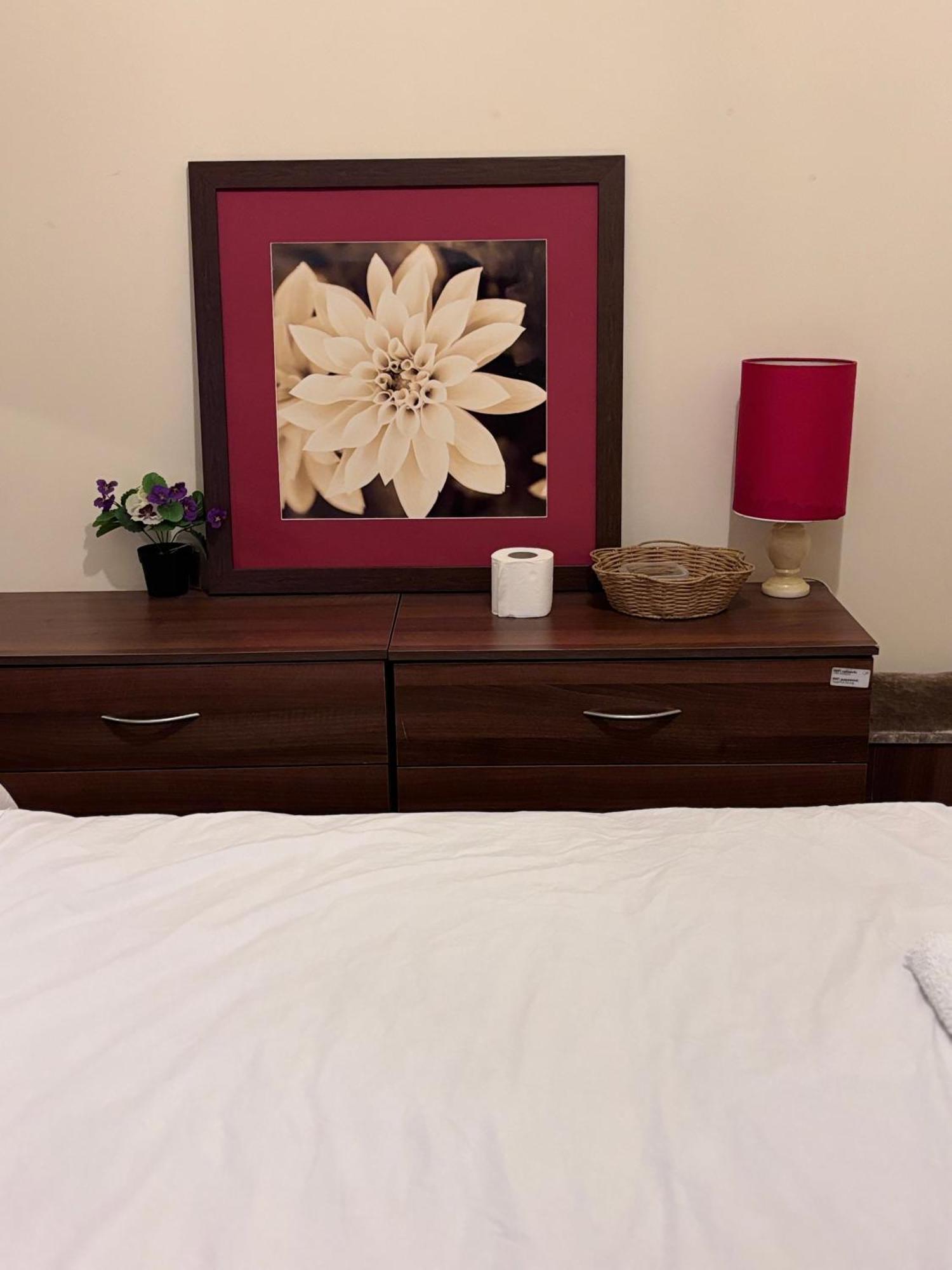 Lovely Room Within 5 Mins Walk To Stoke Train Station With Double And Single Room Eksteriør bilde