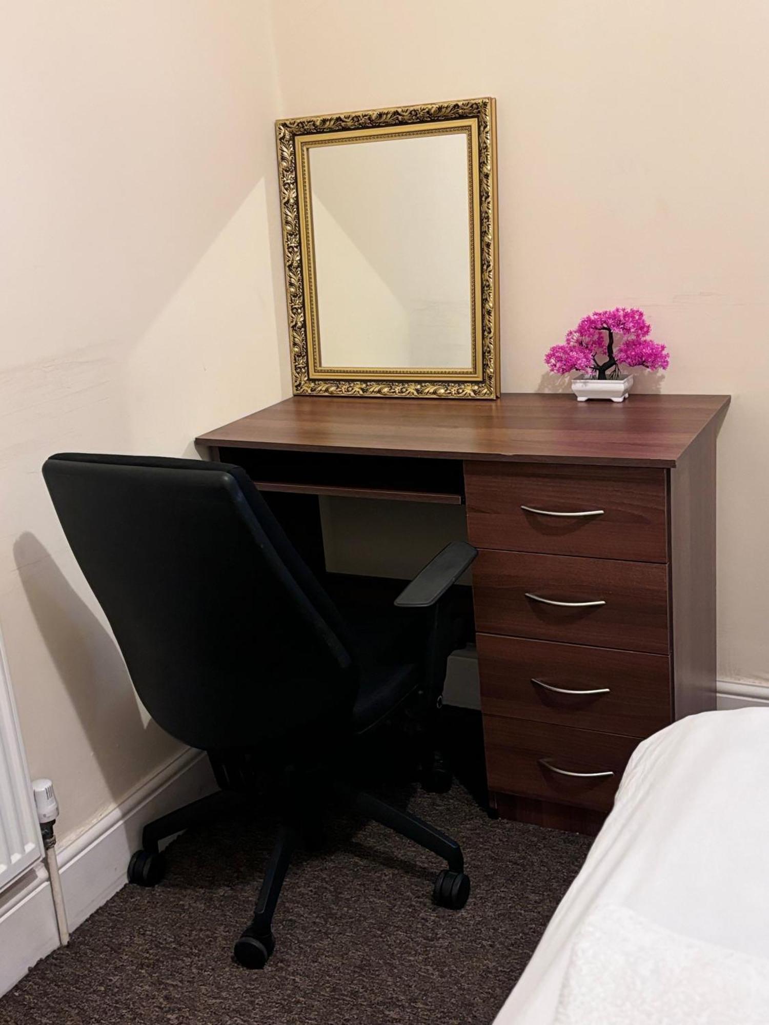 Lovely Room Within 5 Mins Walk To Stoke Train Station With Double And Single Room Eksteriør bilde
