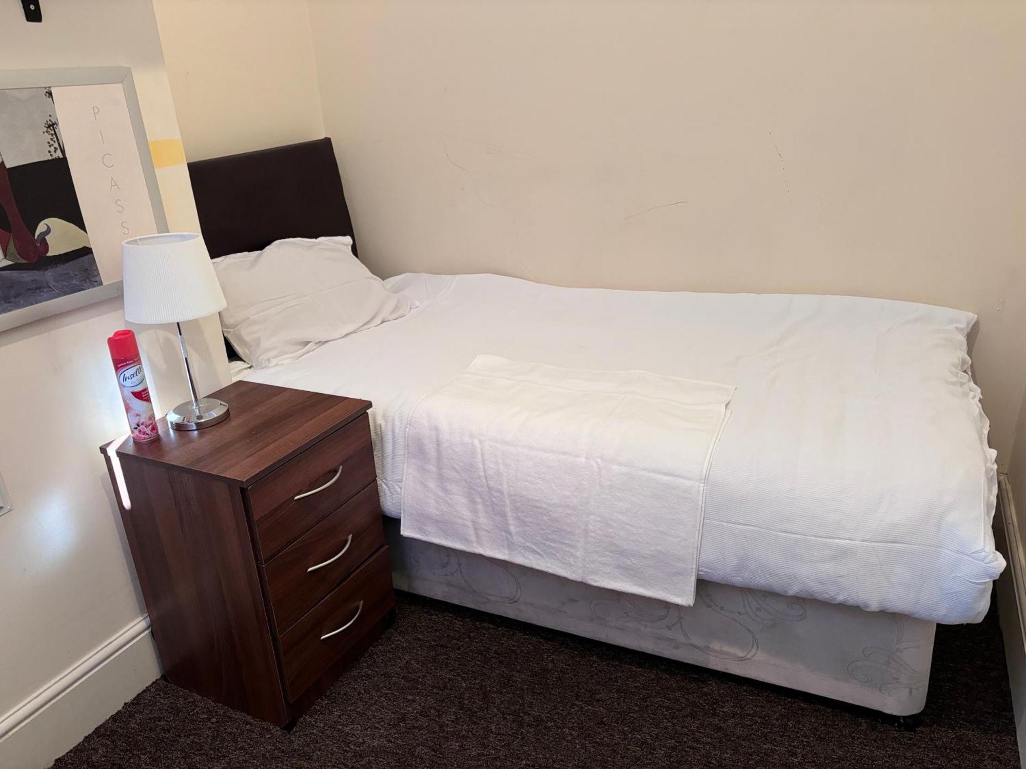 Lovely Room Within 5 Mins Walk To Stoke Train Station With Double And Single Room Eksteriør bilde